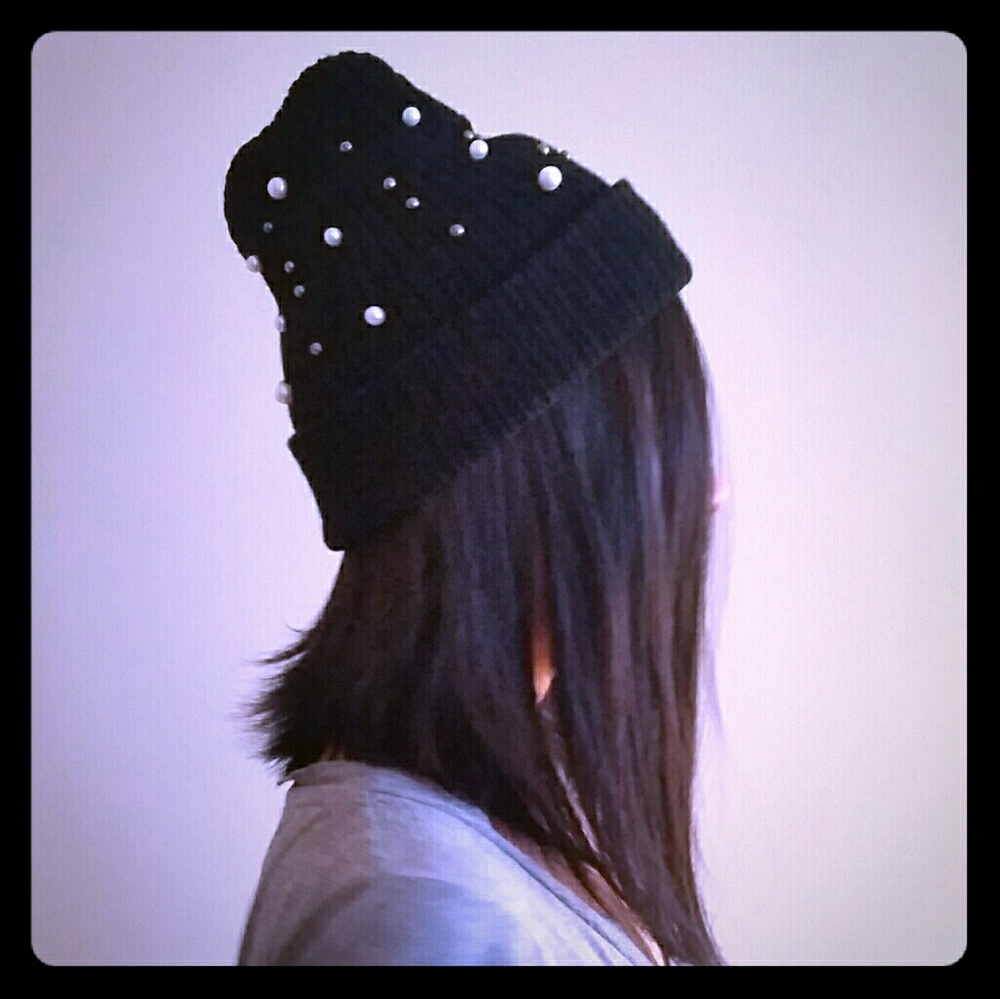 PEARL STUDDED BEANIE